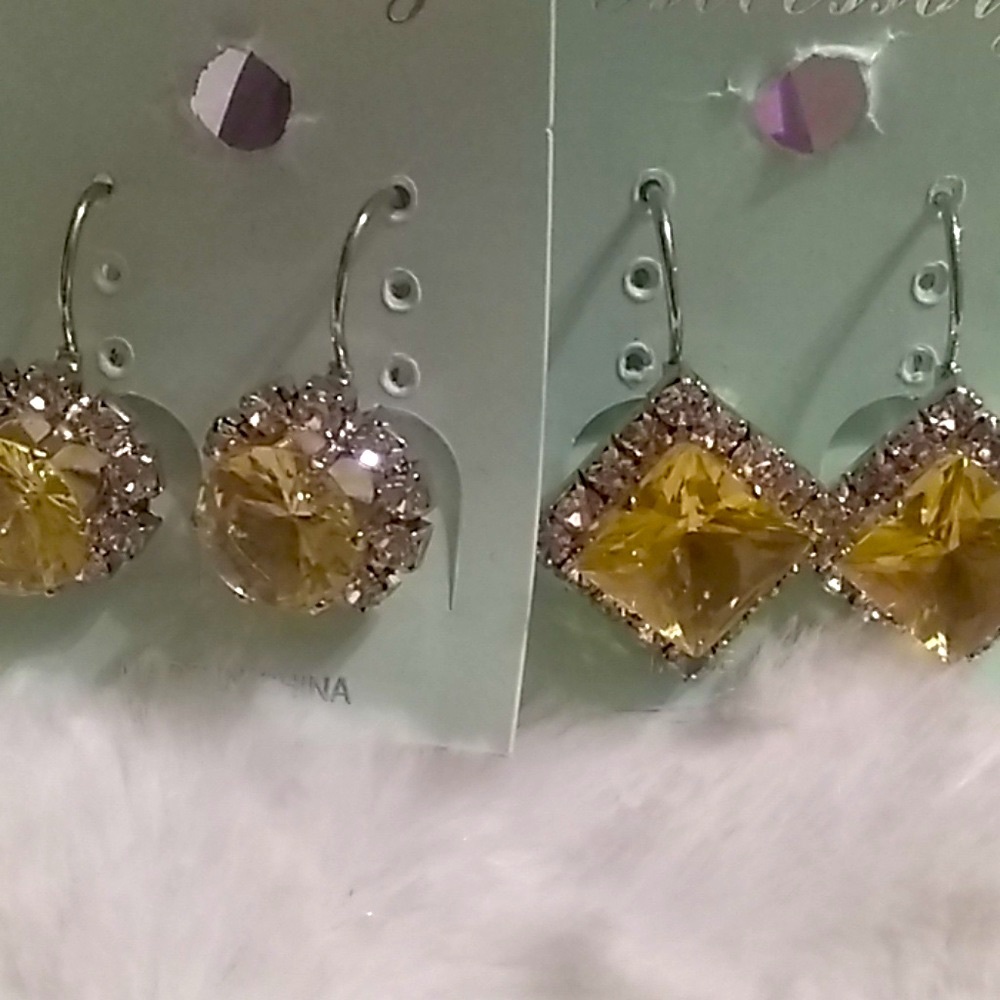 Light yellow & rhinestone halo round earrings 🎁